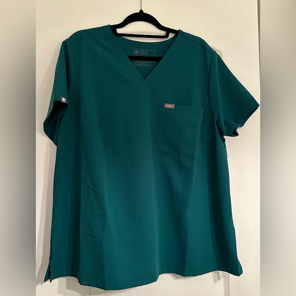 Figs scrub top